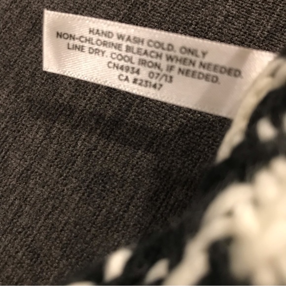 Talbots NWT black and white knit scarf with stylish design. From Talbots outlet - Picture 7 of 7